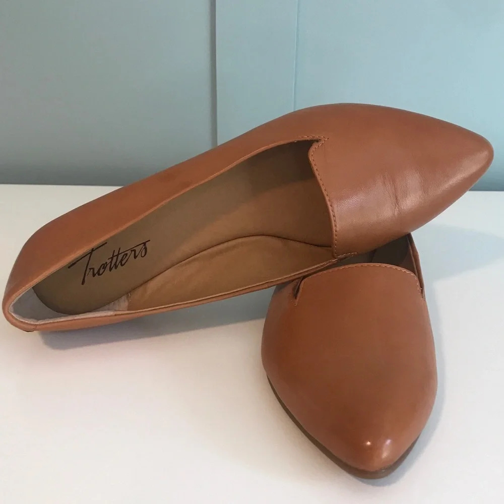 Trotters. Tan Harlowe pointed toe flat. Like New. Leather. Size 7‎ Narrow.